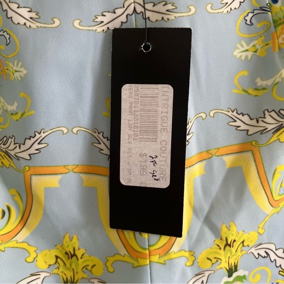 Elegant Women's Patterned Shorts 2 - Picture 3 of 4